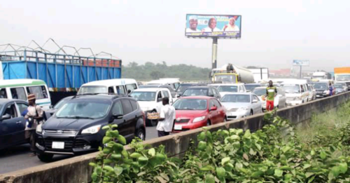 Robbery Attacks: Police ban hawkers on Lagos-Ibadan expressway